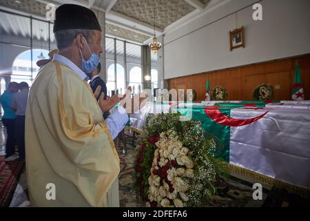 Die zahlreich angereisten Bürger versammelten sich am 04. Juli 2020 vor den Überresten der Widerstandskämpfer in Algier, Algerien. Foto von Ammi Louiza/ABACAPRESS.COM Stockfoto