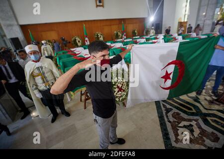 Die zahlreich angereisten Bürger versammelten sich am 04. Juli 2020 vor den Überresten der Widerstandskämpfer in Algier, Algerien. Foto von Ammi Louiza/ABACAPRESS.COM Stockfoto