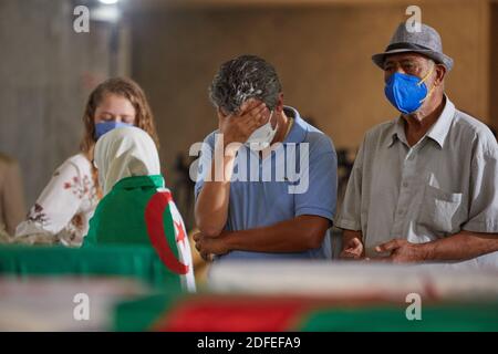 Die zahlreich angereisten Bürger versammelten sich am 04. Juli 2020 vor den Überresten der Widerstandskämpfer in Algier, Algerien. Foto von Ammi Louiza/ABACAPRESS.COM Stockfoto