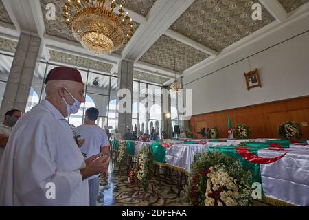 Die zahlreich angereisten Bürger versammelten sich am 04. Juli 2020 vor den Überresten der Widerstandskämpfer in Algier, Algerien. Foto von Ammi Louiza/ABACAPRESS.COM Stockfoto
