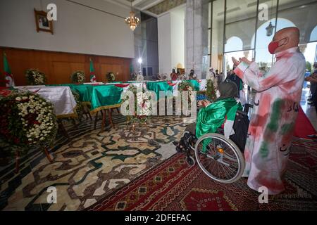 Die zahlreich angereisten Bürger versammelten sich am 04. Juli 2020 vor den Überresten der Widerstandskämpfer in Algier, Algerien. Foto von Ammi Louiza/ABACAPRESS.COM Stockfoto