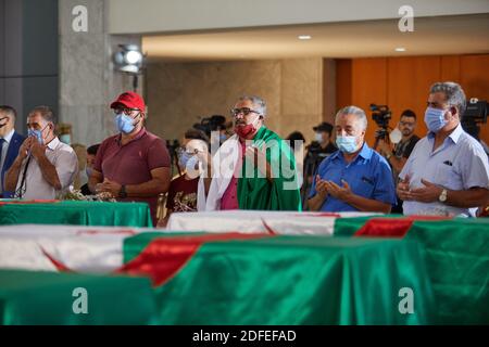 Die zahlreich angereisten Bürger versammelten sich am 04. Juli 2020 vor den Überresten der Widerstandskämpfer in Algier, Algerien. Foto von Ammi Louiza/ABACAPRESS.COM Stockfoto