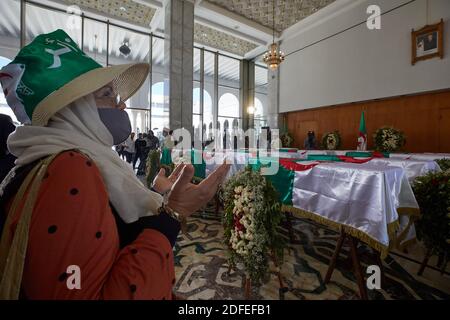 Die zahlreich angereisten Bürger versammelten sich am 04. Juli 2020 vor den Überresten der Widerstandskämpfer in Algier, Algerien. Foto von Ammi Louiza/ABACAPRESS.COM Stockfoto