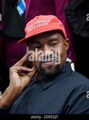File photo dated October 11, 2018 die Künstlerin Kanye West blickt auf das Oval Office des Weißen Hauses während eines Treffens mit Präsident Trump, um das Strafrechtssystem und die Gefängnisreform in Washington, DC zu diskutieren. DER US-Rapper Kanye West nahm am Wochenende auf Twitter Teil, um zu verkünden, dass er für das Präsidentenamt kandidiert, wobei seine Erklärung schnell viral und zu einer Flut von Spekulationen geführt hat. Seine Frau Kim Kardashian West und der Unternehmer Elon Musk unterstützten ihn. Foto von Olivier Douliery/ Abaca Press Stockfoto