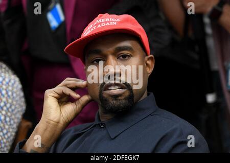 File photo dated October 11, 2018 die Künstlerin Kanye West blickt auf das Oval Office des Weißen Hauses während eines Treffens mit Präsident Trump, um das Strafrechtssystem und die Gefängnisreform in Washington, DC zu diskutieren. DER US-Rapper Kanye West nahm am Wochenende auf Twitter Teil, um zu verkünden, dass er für das Präsidentenamt kandidiert, wobei seine Erklärung schnell viral und zu einer Flut von Spekulationen geführt hat. Seine Frau Kim Kardashian West und der Unternehmer Elon Musk unterstützten ihn. Foto von Olivier Douliery/ Abaca Press Stockfoto