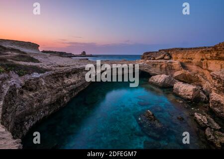 Sonnenuntergang in der Grotta della Poesia Roca Vecchia (Salento, Italien) Stockfoto