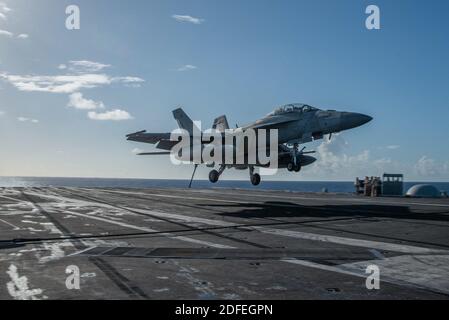 Handout Foto vom 28. Juni 2020 von einer F/A-18F Super Hornet befestigt an den Diamondbacks von Strike Fighter Squadron (VFA) 102 landet auf dem Flugdeck der Marine einzigen nach vorne eingesetzten Flugzeugträger USS Ronald Reagan (CVN 76) Aufrechterhaltung Ronald Reagan taktische Präsenz auf den Meeren. Zwei US-Flugzeugträger haben Bohrarbeiten im Südchinesischen Meer durchgeführt, sagte ein Sprecher der US-Marine am Samstag, nachdem das Pentagon seine Besorgnis über die chinesischen Militärübungen um einen umstrittenen Archipel zum Ausdruck gebracht hatte. Die USS Nimitz und USS Ronald Reagan führten Dual Carrier Operationen in der Wasserstraße zu "Support Stockfoto