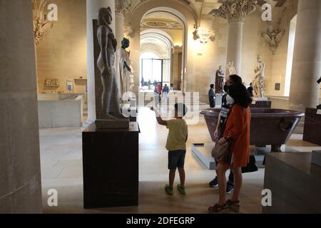 Wiedereröffnung des weltweit meistbesuchten Museums, Louvre nach monatelanger Schließung wegen Covid-19 Pandemie am 6. Juli 2020 in Paris, Frankreich. Das Musée du Louvre, das Karussell und die Tuilerien sind nun geöffnet. Um optimale Bedingungen zu gewährleisten, müssen alle Besucher einen Zeitfenster buchen und eine Maske im Museum tragen. Foto von Jerome Domine/ABACAPRESS.COM Stockfoto