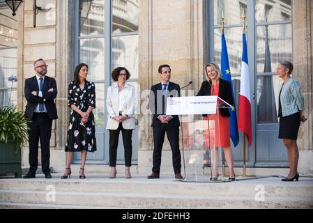 Staatssekretär beim Minister für ökologischen und solidarischen Übergang Brune Poirson (2L), Staatssekretär beim Minister für ökologischen und solidarischen Übergang Emmanuelle Wargon (3L), Staatssekretär beim Minister für Verkehr Jean-Baptiste Djebarri (C), Die neue französische Umweltministerin Barbara Pompili (2R) und die ehemalige französische Umweltministerin Elisabeth Borne (R) nehmen am 7. Juli 2020 an der feierlichen Übergabe im Ministerium für ökologische und solidarische Transformation im Hotel de Roquelaure in Paris, Frankreich, Teil. Foto von Julie Sebadelha/ABACAPRESS.COM Stockfoto