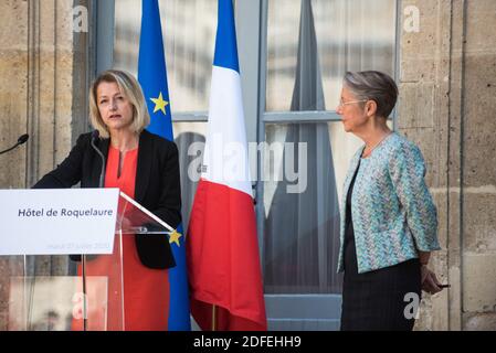 Die neue französische Umweltministerin Barbara Pompili spricht neben der ehemaligen französischen Umweltministerin Elisabeth Borne während der Übergabe am 7. Juli 2020 im Ministerium für ökologische und solidarische Transformation im Hotel de Roquelaure in Paris, Frankreich. Foto von Julie Sebadelha/ABACAPRESS.COM Stockfoto