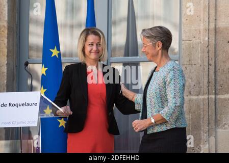 Die ehemalige französische Umweltministerin Elisabeth Borne (R) gratuliert der neuen französischen Umweltministerin Barbara Pompili anlässlich der Übergabe am 7. Juli 2020 im französischen Ministerium für ökologischen und solidarischen Übergang im Hotel de Roquelaure in Paris. Foto von Julie Sebadelha/ABACAPRESS.COM Stockfoto