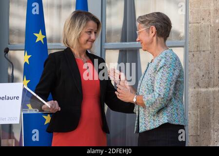 Die ehemalige französische Umweltministerin Elisabeth Borne (R) gratuliert der neuen französischen Umweltministerin Barbara Pompili anlässlich der Übergabe am 7. Juli 2020 im französischen Ministerium für ökologischen und solidarischen Übergang im Hotel de Roquelaure in Paris. Foto von Julie Sebadelha/ABACAPRESS.COM Stockfoto