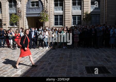 Die neue französische Umweltministerin Barbara Pompili kommt am 7. Juli 2020 zur Übergabe im Ministerium für ökologischen und solidarischen Übergang im Hotel de Roquelaure in Paris, Frankreich, an. Foto von Julie Sebadelha/ABACAPRESS.COM Stockfoto