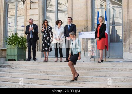 Staatssekretär beim Minister für ökologischen und solidarischen Übergang Brune Poirson (2L), Staatssekretär beim Minister für ökologischen und solidarischen Übergang Emmanuelle Wargon (3L), Staatssekretär beim Minister für Verkehr Jean-Baptiste Djebarri (C), Die neue französische Umweltministerin Barbara Pompili (R) und die ehemalige französische Umweltministerin Elisabeth Borne (Down) nehmen am 7. Juli 2020 an der feierlichen Übergabe im Ministerium für ökologische und solidarische Transformation im Hotel de Roquelaure in Paris, Frankreich, Teil. Foto von Julie Sebadelha/ABACAPRESS.COM Stockfoto
