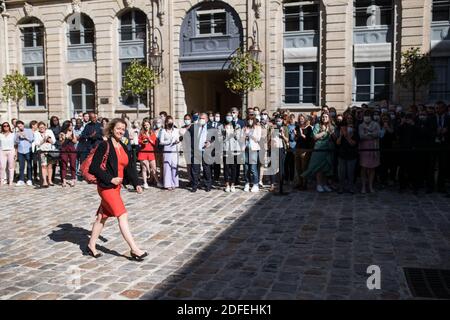 Die neue französische Umweltministerin Barbara Pompili kommt am 7. Juli 2020 zur Übergabe im Ministerium für ökologischen und solidarischen Übergang im Hotel de Roquelaure in Paris, Frankreich, an. Foto von Julie Sebadelha/ABACAPRESS.COM Stockfoto