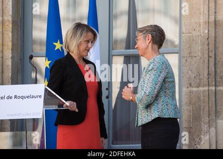 Die ehemalige französische Umweltministerin Elisabeth Borne (R) gratuliert der neuen französischen Umweltministerin Barbara Pompili anlässlich der Übergabe am 7. Juli 2020 im französischen Ministerium für ökologischen und solidarischen Übergang im Hotel de Roquelaure in Paris. Foto von Julie Sebadelha/ABACAPRESS.COM Stockfoto