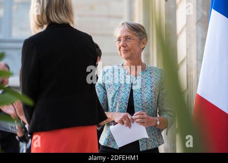 Die ehemalige französische Umweltministerin Elisabeth Borne blickt auf die neue französische Umweltministerin Barbara Pompili während der Übergabe am 7. Juli 2020 im Ministerium für ökologische und solidarische Transformation im Hotel de Roquelaure in Paris, Frankreich. Foto von Julie Sebadelha/ABACAPRESS.COM Stockfoto