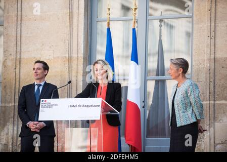 Die neue französische Umweltministerin Barbara Pompili spricht neben der ehemaligen französischen Umweltministerin Elisabeth Borne während der Übergabe am 7. Juli 2020 im Ministerium für ökologische und solidarische Transformation im Hotel de Roquelaure in Paris, Frankreich. Foto von Julie Sebadelha/ABACAPRESS.COM Stockfoto