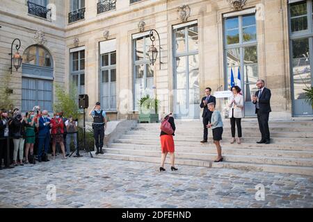 Die ehemalige französische Umweltministerin Elisabeth Borne begrüßt die neue französische Umweltministerin Barbara Pompili am 7. Juli 2020 im Ministerium für ökologische und solidarische Transformation im Hotel de Roquelaure in Paris, Frankreich. Foto von Julie Sebadelha/ABACAPRESS.COM Stockfoto