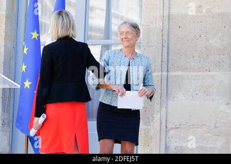 Die ehemalige französische Umweltministerin Elisabeth Borne empfängt die neue französische Umweltministerin Barbara Pompili während der Übergabe am 7. Juli 2020 im Ministerium für ökologischen und solidarischen Übergang im Hotel de Roquelaure in Paris, Frankreich. Foto von Stephane Le Tellec/ABACAPRESS.COM Stockfoto