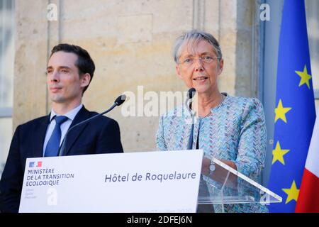 Die ehemalige französische Umweltministerin Elisabeth Borne empfängt die neue französische Umweltministerin Barbara Pompili während der Übergabe am 7. Juli 2020 im Ministerium für ökologischen und solidarischen Übergang im Hotel de Roquelaure in Paris, Frankreich. Foto von Stephane Le Tellec/ABACAPRESS.COM Stockfoto