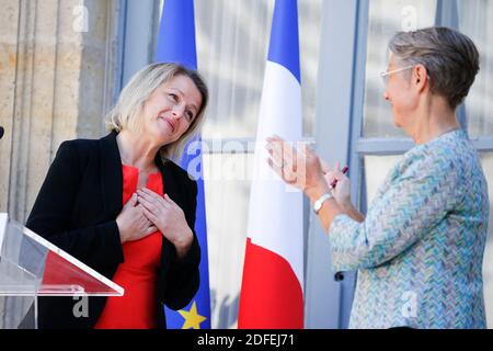 Die ehemalige französische Umweltministerin Elisabeth Borne empfängt die neue französische Umweltministerin Barbara Pompili während der Übergabe am 7. Juli 2020 im Ministerium für ökologischen und solidarischen Übergang im Hotel de Roquelaure in Paris, Frankreich. Foto von Stephane Le Tellec/ABACAPRESS.COM Stockfoto