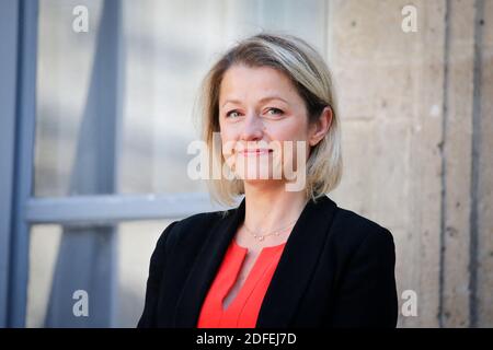 Die ehemalige französische Umweltministerin Elisabeth Borne empfängt die neue französische Umweltministerin Barbara Pompili während der Übergabe am 7. Juli 2020 im Ministerium für ökologischen und solidarischen Übergang im Hotel de Roquelaure in Paris, Frankreich. Foto von Stephane Le Tellec/ABACAPRESS.COM Stockfoto