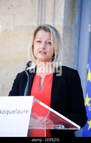 Die ehemalige französische Umweltministerin Elisabeth Borne empfängt die neue französische Umweltministerin Barbara Pompili während der Übergabe am 7. Juli 2020 im Ministerium für ökologischen und solidarischen Übergang im Hotel de Roquelaure in Paris, Frankreich. Foto von Stephane Le Tellec/ABACAPRESS.COM Stockfoto