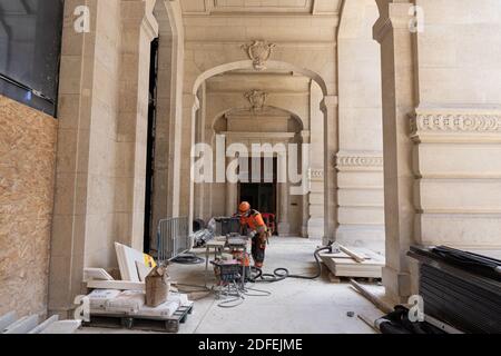 Ein Arbeiter im Gebäude der Poste du Louvre, das gerade renoviert wird.nach dem 200 Millionen Euro teuren Renovierungsprojekt wird das Postamt Louvre zu einer Mischnutzung. Drei der hohen Decken werden weiterhin für Postaktivitäten genutzt. Die anderen sollen in ein luxuriöses Boutique-Hotel mit 80 Zimmern umgewandelt werden, das von Elegancia Hotels geführt wird. Paris, Frankreich am 7. Juli 2020. Foto von Florent Bardos/ABACAPRESS.COM Stockfoto