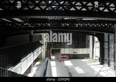 Eine Halle des Gebäudes der Poste du Louvre, die gerade renoviert wird.nach dem 200 Millionen Euro teuren Renovierungsprojekt wird das Postamt Louvre zu einer Mischnutzung. Drei der hohen Decken werden weiterhin für Postaktivitäten genutzt. Die anderen sollen in ein luxuriöses Boutique-Hotel mit 80 Zimmern umgewandelt werden, das von Elegancia Hotels geführt wird. Paris, Frankreich am 7. Juli 2020. Foto von Florent Bardos/ABACAPRESS.COM Stockfoto