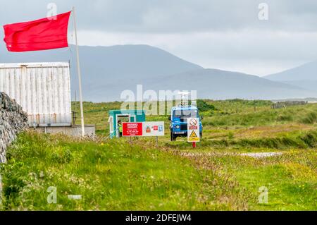 Rote Warnflagge und Warnhinweise auf der South Uist Raketenkette. Stockfoto