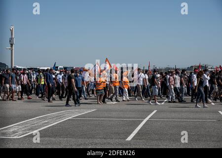 In Toulouse (Frankreich) haben Airbus-Mitarbeiter am Morgen des 8. Juli 2020 nach einem Aufruf der Mehrheitsgewerkschaften ihre Arbeit eingestellt. Angesichts der Besorgnis, die durch die Entlassungsvorhaben des Flugzeugherstellers aufgeworfen wurde, umrundeten zwischen 5,000 und 8,000 Menschen die Start- und Landebahnen des Flughafens Blagnac auf einer sehr überwachten Strecke, um den Hauptsitz der europäischen Gruppe zu erreichen. Foto von Patrick Batard/ABACAPRESS.COM Stockfoto