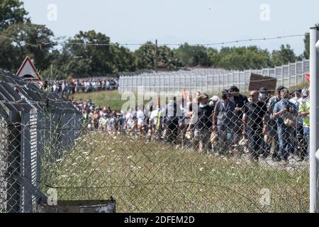 In Toulouse (Frankreich) haben Airbus-Mitarbeiter am Morgen des 8. Juli 2020 nach einem Aufruf der Mehrheitsgewerkschaften ihre Arbeit eingestellt. Angesichts der Besorgnis, die durch die Entlassungsvorhaben des Flugzeugherstellers aufgeworfen wurde, umrundeten zwischen 5,000 und 8,000 Menschen die Start- und Landebahnen des Flughafens Blagnac auf einer sehr überwachten Strecke, um den Hauptsitz der europäischen Gruppe zu erreichen. Foto von Patrick Batard/ABACAPRESS.COM Stockfoto