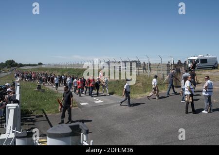 In Toulouse (Frankreich) haben Airbus-Mitarbeiter am Morgen des 8. Juli 2020 nach einem Aufruf der Mehrheitsgewerkschaften ihre Arbeit eingestellt. Angesichts der Besorgnis, die durch die Entlassungsvorhaben des Flugzeugherstellers aufgeworfen wurde, umrundeten zwischen 5,000 und 8,000 Menschen die Start- und Landebahnen des Flughafens Blagnac auf einer sehr überwachten Strecke, um den Hauptsitz der europäischen Gruppe zu erreichen. Foto von Patrick Batard/ABACAPRESS.COM Stockfoto