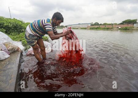 Ein Mann aus Bangladesch wäscht Plastikmüll, der für den Transport von Chemikalien verwendet wurde, im Wasser des Turag-Flusses, bevor er ihn recycelt, in Tongi, in der Nähe von Dhaka, Bangladesch, 9. Juli 2020. Foto von Kanti das Suvra/ABACAPRESS.COM Stockfoto