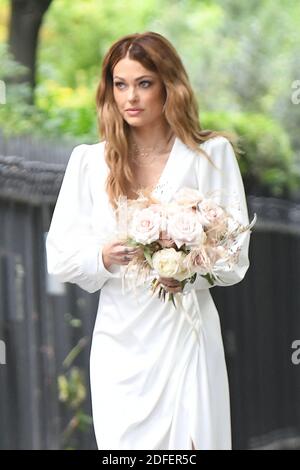 Caroline Receveur und Hugo Philip heiraten im Rathaus im 16. Pariser Arrondissement in Anwesenheit von Christophe Girard, ihrem Sohn Marlon und ihren Verwandten. Paris, Frankreich am 11. Juli 2020. Foto von ABACAPRESS.COM Stockfoto