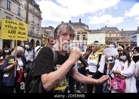 Benoit Filippi, französischer Ökonom und Wohnungsexperte der ACDL (Association des comités de défense des locataires), spricht während der Demonstration gegen das Ende des Winterfrieds, die von der DAL (Droit au Logement) am 11. Juli 2020 in Paris, Frankreich, organisiert wurde. Die CGT und verschiedene NGOs protestieren gegen das Ende des Ausweisungsfrieds und für das Recht auf Wohnung. Nach einer Verlängerung um mehr als drei Monate endete der Winterfrieden heute Freitagabend, gleichzeitig mit dem gesundheitlichen Notstand. Tausende von Menschen sind jetzt in Gefahr, sich auf der Straße zu finden, in einer besonders uncerta Stockfoto