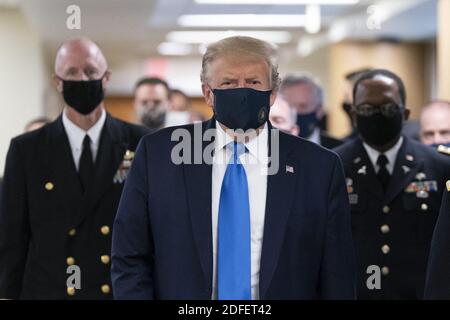 Foto vom 11. Juli 2020 des US-Präsidenten Donald Trump kommt im Walter Reed National Military Medical Center an, um verwundete Militärmitglieder und Mitarbeiter des Coronavirus-Gesundheitswesens in Bethesda, MD, USA, zu besuchen. US-Präsident Donald Trump hat zum ersten Mal seit Beginn der Coronavirus-Pandemie in der Öffentlichkeit eine Maske getragen. Der Präsident besuchte das Walter Reed Militärkrankenhaus außerhalb von Washington, wo er verwundete Soldaten und Beschäftigte des Gesundheitswesens traf. "Ich war noch nie gegen Masken, aber ich glaube, sie haben eine Zeit und einen Ort", sagte er, als er das Weiße Haus verließ. HE h Stockfoto