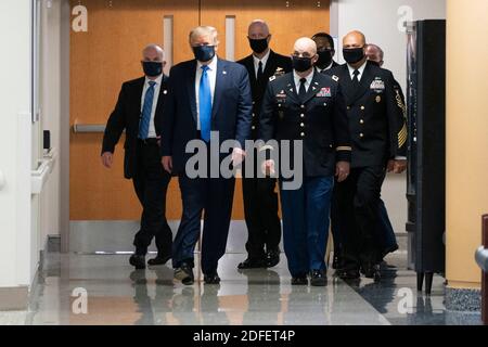 Foto vom 11. Juli 2020 des US-Präsidenten Donald Trump kommt im Walter Reed National Military Medical Center an, um verwundete Militärmitglieder und Mitarbeiter des Coronavirus-Gesundheitswesens in Bethesda, MD, USA, zu besuchen. US-Präsident Donald Trump hat zum ersten Mal seit Beginn der Coronavirus-Pandemie in der Öffentlichkeit eine Maske getragen. Der Präsident besuchte das Walter Reed Militärkrankenhaus außerhalb von Washington, wo er verwundete Soldaten und Beschäftigte des Gesundheitswesens traf. "Ich war noch nie gegen Masken, aber ich glaube, sie haben eine Zeit und einen Ort", sagte er, als er das Weiße Haus verließ. HE h Stockfoto