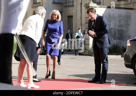 Der französische Präsident Emmanuel Macron begleitet von der First Lady Brigitte Macron während seiner Rede vor den Streitkräften im Hôtel de Brienne, Paris, Frankreich, 13. Juli 2020. Foto von Stéphane Lemouton / Pool/ABACAPRESS.COM Stockfoto