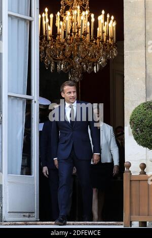 Der französische Präsident Emmanuel Macron begleitet von der First Lady Brigitte Macron während seiner Rede vor den Streitkräften im Hôtel de Brienne, Paris, Frankreich, 13. Juli 2020. Foto von Stéphane Lemouton / Pool/ABACAPRESS.COM Stockfoto
