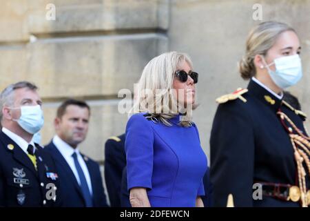 Der französische Präsident Emmanuel Macron begleitet von der First Lady Brigitte Macron während seiner Rede vor den Streitkräften im Hôtel de Brienne, Paris, Frankreich, 13. Juli 2020. Foto von Stéphane Lemouton / Pool/ABACAPRESS.COM Stockfoto