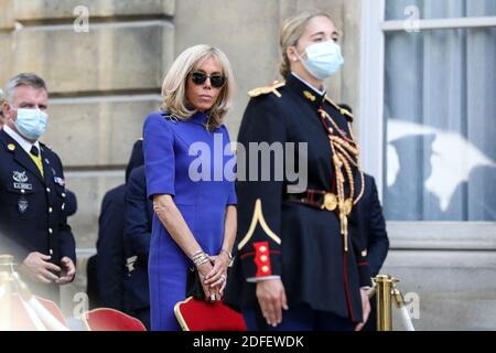 Der französische Präsident Emmanuel Macron begleitet von der First Lady Brigitte Macron während seiner Rede vor den Streitkräften im Hôtel de Brienne, Paris, Frankreich, 13. Juli 2020. Foto von Stéphane Lemouton / Pool/ABACAPRESS.COM Stockfoto