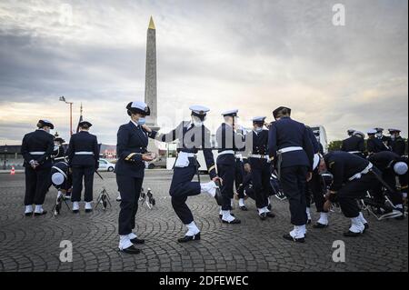 Mitglieder des Militärs 'Ecole Du Personnel paramedical des Armees' bereiten sich auf die Parade am 14. Juli am Place de la Concorde in Paris am 14. Juli 2020 vor. Frankreich hält eine viel kleinere Zeremonie ab, nachdem die jährliche Parade wegen der sozialen Distanzierungsanforderungen des Coronavirus abgesagt wurde, und ersetzt sie durch eine Hommage an das Gesundheitspersonal, das die Pandemie bekämpft. Die jährliche Parade markiert den 14. Juli 1789 Sturm auf die Bastille Festung in Paris während der Französischen Revolution, und wird auf den Champs-Elysees seit dem Ersten Weltkrieg gehalten.Foto von Eliot Blondt/ABACAPRESS.COM Stockfoto