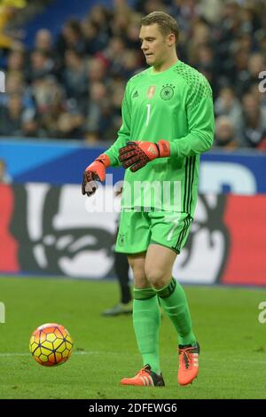 Datei-Foto vom 13. November 2015 von Manuel Neuer während des Freundschaftsspiel, Frankreich gegen Deutschland im Stade de France in Saint-Denis, einem Vorort von Paris, Frankreich. Der Kapitän des FC Bayern München und die deutsche Fußballnationalmannschaft wurde während des Urlaubs in Kroatien mit einem umstrittenen Lied gefilmt. Im Video sieht man Torhüter Manuel Neuer mit einer Gruppe von Männern am Strand, die Lijepa li si singen (You are beautiful). Es bezieht sich auf ein Gebiet von Bosnien-Herzegowina, das von kroatischen Nationalisten in den 1990er Jahren beansprucht wurde. Foto von Henri Szwarc/ABACAPRESS.COM Stockfoto