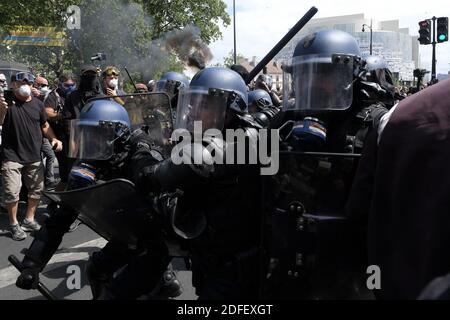 Die französische Polizei kollidiert mit Demonstranten als sie an einer Demonstration gegen die Regierungspolitik teilnehmen, die bessere Arbeitsbedingungen in Paris fordert, haben die Gewerkschaften der Krankenhäuser ihre Mitglieder aufgefordert, an Demonstrationen teilzunehmen. Zu ihren langjährigen Forderungen gehören verbesserte Bezahlung und Konditionen, höhere öffentliche Mittel und ein Ende des weit verbreiteten Systems kurzfristiger Verträge für Krankenhauspersonal. Paris, Frankreich, 14. Juli 2020. Foto von Alfred Yaghobzadeh/ABACAPRESS.COM Stockfoto