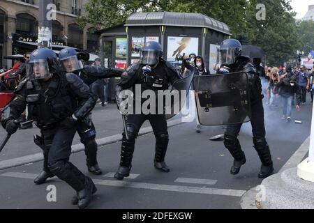 Die französische Polizei kollidiert mit Demonstranten als sie an einer Demonstration gegen die Regierungspolitik teilnehmen, die bessere Arbeitsbedingungen in Paris fordert, haben die Gewerkschaften der Krankenhäuser ihre Mitglieder aufgefordert, an Demonstrationen teilzunehmen. Zu ihren langjährigen Forderungen gehören verbesserte Bezahlung und Konditionen, höhere öffentliche Mittel und ein Ende des weit verbreiteten Systems kurzfristiger Verträge für Krankenhauspersonal. Paris, Frankreich, 14. Juli 2020. Foto von Alfred Yaghobzadeh/ABACAPRESS.COM Stockfoto