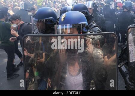 Die französische Polizei kollidiert mit Demonstranten als sie an einer Demonstration gegen die Regierungspolitik teilnehmen, die bessere Arbeitsbedingungen in Paris fordert, haben die Gewerkschaften der Krankenhäuser ihre Mitglieder aufgefordert, an Demonstrationen teilzunehmen. Zu ihren langjährigen Forderungen gehören verbesserte Bezahlung und Konditionen, höhere öffentliche Mittel und ein Ende des weit verbreiteten Systems kurzfristiger Verträge für Krankenhauspersonal. Paris, Frankreich, 14. Juli 2020. Foto von Alfred Yaghobzadeh/ABACAPRESS.COM Stockfoto