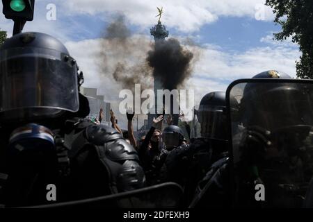 Demonstranten kollidiert mit der Riot-Polizei als sie an einer Demonstration gegen die Regierungspolitik teilnehmen, die bessere Arbeitsbedingungen fordert, haben die Gewerkschaften der Krankenhäuser ihre Mitglieder aufgefordert, an Demonstrationen teilzunehmen. Zu ihren langjährigen Forderungen gehören verbesserte Bezahlung und Konditionen, höhere öffentliche Mittel und ein Ende des weit verbreiteten Systems kurzfristiger Verträge für Krankenhauspersonal. Paris, Frankreich, 14. Juli 2020. Foto von Alfred Yaghobzadeh/ABACAPRESS.COM Stockfoto