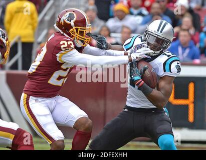 KEIN FILM, KEIN VIDEO, KEIN Fernsehen, KEINE DOKUMENTATION - Datei Foto vom 14. Oktober 2018 von Carolina Panthers breiten Empfänger Devin Funchess, rechts, wird von Washington Redskins Eckpfeiler Quinton Dunbar, links, nach einem Pass Empfang während der ersten Halbzeit Aktion im FedExField in Landover, MD, USA, aus den Grenzen geschoben. Das NFL-Team kündigte am Freitag an, es werde den Namen überprüfen, lange kritisiert für rassistische Konnotationen. "Angesichts der jüngsten Ereignisse in unserem Land und Feedback von unserer Gemeinschaft, die Washington Redskins kündigen an, dass das Team eine gründliche Überprüfung des Namens des Teams zu unterziehen", sagte die Redskins in einem Stockfoto